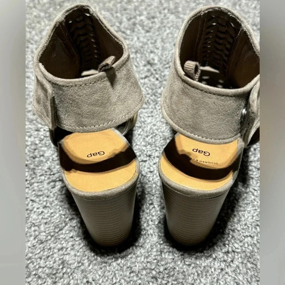 Gap Peep-Toe Braided Stacked Heel Sandal. Taupe Suede Snap-back Closure. Size 10 - Picture 4 of 10